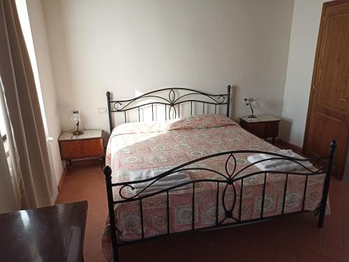 a bedroom with a bed and two end tables at Villa Querciolaia nel chianti in Pieve a Presciano
