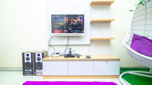 TV a/nebo společenská místnost v ubytování Villa Bromo 32 with Karaoke & Balcony