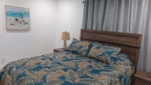 um quarto com uma cama com um edredão e almofadas azuis em CAPE CORAL CANALFRONT em Cape Coral