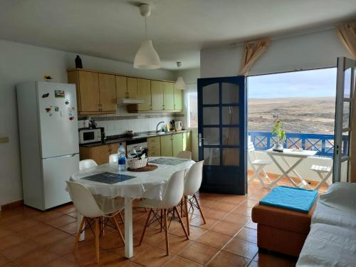 Caleta de CaballoにあるEslanzarote Los Alisios House, Super wifi, Sea viewsのキッチン、ダイニングルーム(テーブル、椅子付)