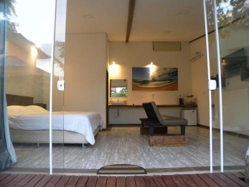 Schlafzimmer mit einem Bett, einem Schreibtisch und einem Stuhl in der Unterkunft Green Lodge Eco Life Hotel in Florianópolis