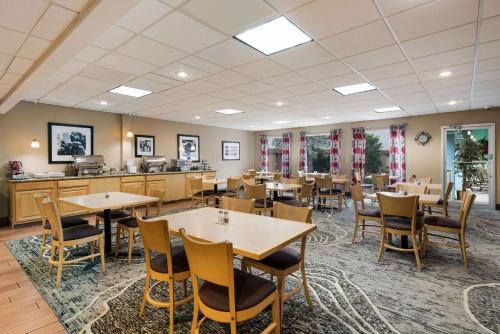 a dining room with tables and chairs at Best Western Holiday Lodge in Clear Lake