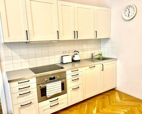 Kuchyň nebo kuchyňský kout v ubytování Stunning new 1 bedroom apartment in Prague centre