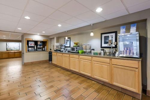 a large lobby with a counter and a kitchen at Best Western Holiday Lodge in Clear Lake