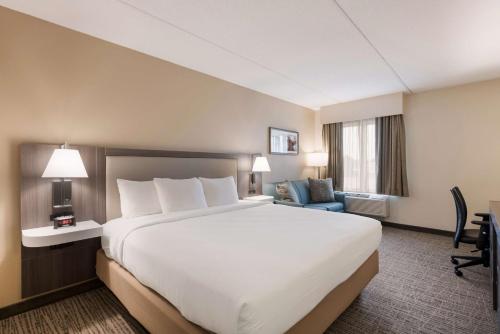 Tempat tidur dalam kamar di Best Western Holiday Lodge