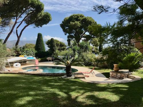 a garden with a swimming pool in a yard at Charming Villa Saint-Jean-Cap-Ferrat in Saint-Jean-Cap-Ferrat