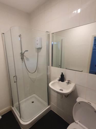 La salle de bains est pourvue d'une douche, de toilettes et d'un lavabo. dans l'établissement Blackpool North Close to Station with Free Parking, à Blackpool