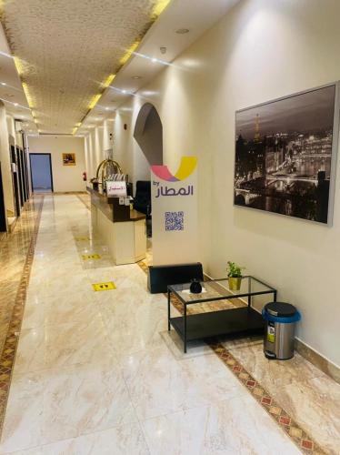 - un hall d'un bureau avec un canapé et une table dans l'établissement Taleen Riyadh Residential Units, à Riyad