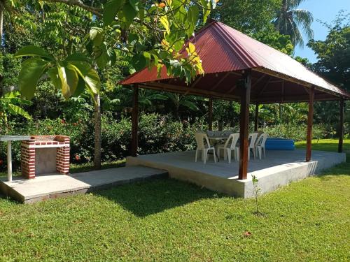 einen Pavillon mit einem Tisch und Stühlen in einem Park in der Unterkunft Garden Suites Comalcalco in Comalcalco