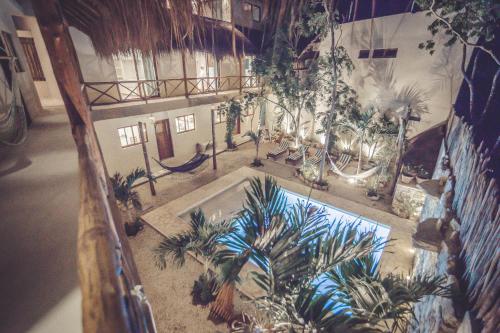 een luchtzicht op een gebouw met een zwembad met planten bij Aldea San Lam - Oasis Of Tulum in Tulum
