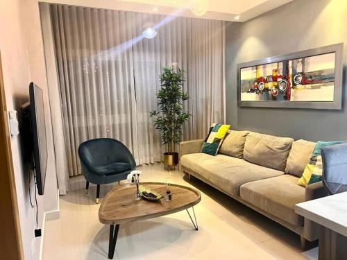 ein Wohnzimmer mit einem Sofa und einem Tisch in der Unterkunft 1BR Luxury apartment Pool, gym, rooftop Santo Domingo in Santo Domingo