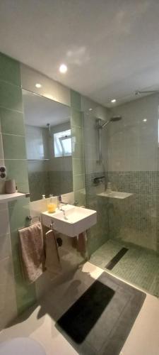 y baño con lavabo y ducha. en Apartment Vista Verde, en Cabanas de Tavira