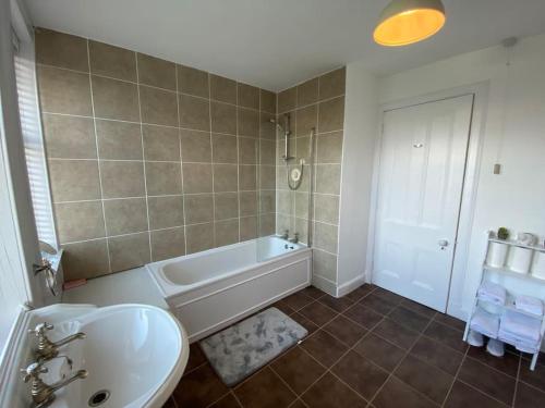 Un baño de Lovely 2 bed specious flat with indoor fire place