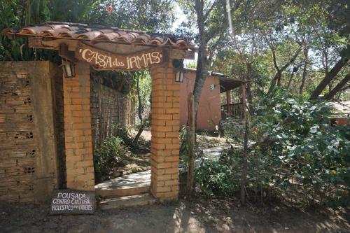 an entrance to a brick building with a sign at Casa das Irmãs - Só Mulheres - Women Only in Vale do Capao