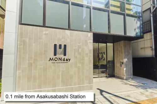 un bâtiment avec un panneau d'entreprise sur son côté dans l'établissement hotel MONday Akihabara Asakusabashi, à Tokyo