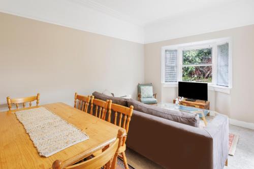 a living room with a couch and a table at Hotel Blue & Cottages Katoomba in Katoomba