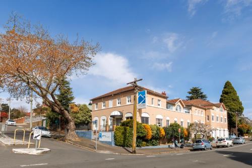 a church with a cross on top of a building at Hotel Blue & Cottages Katoomba in Katoomba