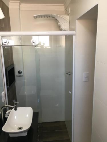 a bathroom with a shower and a sink at Apartamento João e Maria, no coração do Cambuí in Campinas