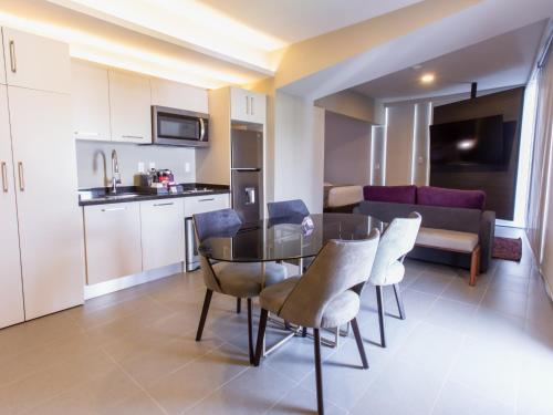 a kitchen and a dining room with a table and chairs at HS HOTSSON Long Stay CDMX Condesa Sur in Mexico City