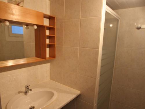 ein Bad mit einem Waschbecken und einer Dusche in der Unterkunft Gîte La Bourgonce, 3 pièces, 4 personnes - FR-1-589-322 in La Bourgonce