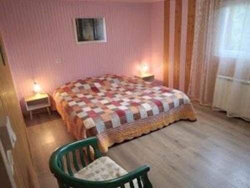 ein Schlafzimmer mit einem Bett mit zwei Stühlen und zwei Lampen in der Unterkunft Gîte La Bourgonce, 3 pièces, 4 personnes - FR-1-589-322 in La Bourgonce