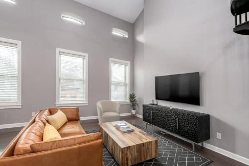 Μια τηλεόραση ή/και κέντρο ψυχαγωγίας στο Soaring 2-Bedroom Parkside Loft Walkable to it All