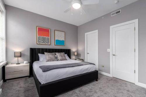 Ένα ή περισσότερα κρεβάτια σε δωμάτιο στο Soaring 2-Bedroom Parkside Loft Walkable to it All