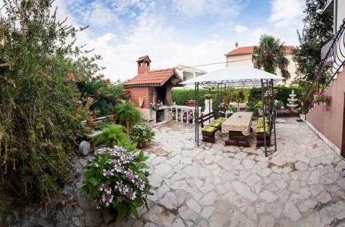 Apartments with a parking space Kastel Stafilic, Kastela - 20153