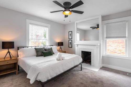 - une chambre avec un lit, un ventilateur de plafond et une cheminée dans l'établissement Deluxe 4-Bedroom w Huge Deck 3-Min to Downtown, à Cincinnati