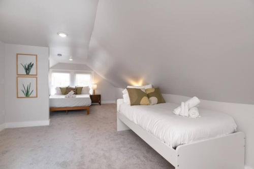Ένα ή περισσότερα κρεβάτια σε δωμάτιο στο Deluxe 4-Bedroom w Huge Deck 3-Min to Downtown
