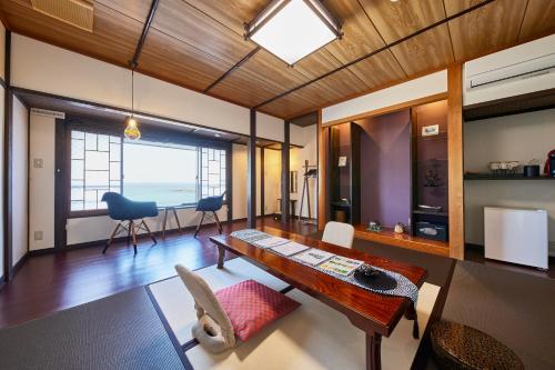 ein Wohnzimmer mit einem Tisch und einem Esszimmer in der Unterkunft Uminone in Toyooka