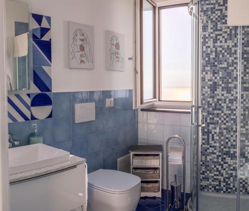 La salle de bains est pourvue de toilettes, d'un lavabo et d'une douche. dans l'établissement Lena Magda B&B, à Furore