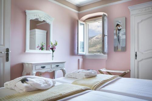 A bed or beds in a room at Iconic Villas - Villa Vada
