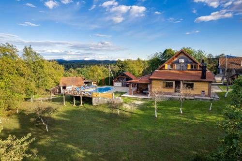 Fotografia z galérie ubytovania Family friendly house with a swimming pool Ogulin, Gorski kotar - 15204 v destinácii Gornje Dubrave