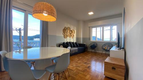 a living room with a table and a couch at Apartamento encantador em prédio histórico in Santos