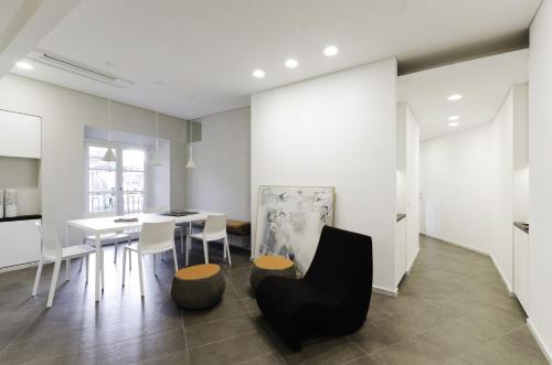 a kitchen and dining room with a table and chairs at Genova Porto Antico Boutique Rooms in Genova