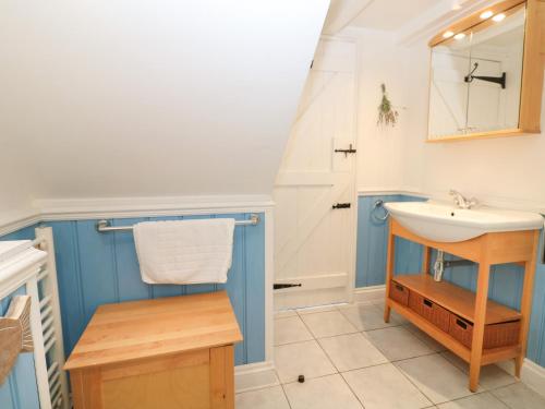 a bathroom with a sink and a mirror at Trehan in St Ives
