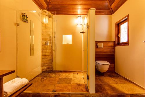 uma casa de banho com um chuveiro e um WC. em Hurricane Jeri em Jericoacoara