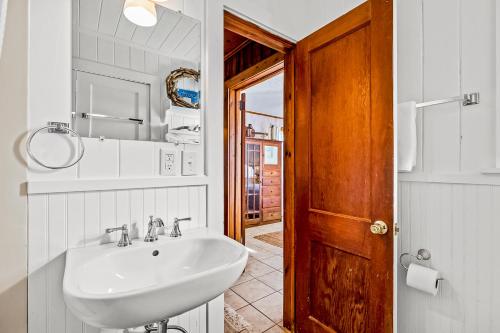 A bathroom at Charming Cottage