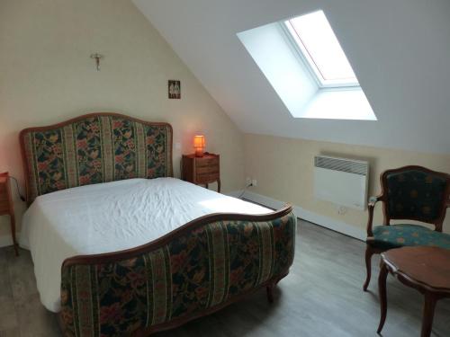 Ένα ή περισσότερα κρεβάτια σε δωμάτιο στο Gîte Dompierre-sur-Besbre, 4 pièces, 6 personnes - FR-1-489-112