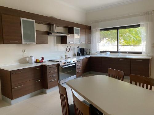 Kuchyň nebo kuchyňský kout v ubytování Contemporary Semi Villa Apartment with Private Entrance in Khalda