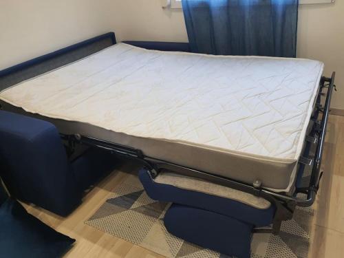 - un cadre de lit avec un matelas en dessus dans l'établissement Studio agréable, à Manosque