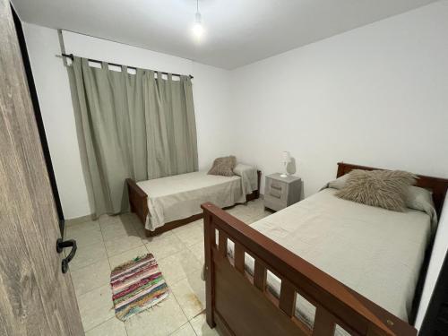 1 dormitorio con 2 camas individuales y ventana en Hermoso y amplio departamento amoblado en Salta