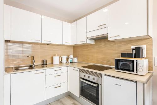 Kuchyň nebo kuchyňský kout v ubytování Atlantic Smart Home, Hi-End Services, Media Stream