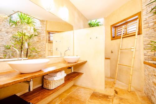 a bathroom with two sinks and a shower at VillaMag in Jericoacoara