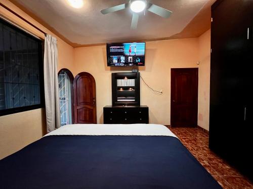 a bedroom with a bed and a flat screen tv at Family King size in Minatitlán