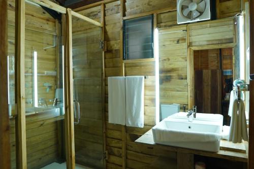 a bathroom with a sink and a shower at the glenrock in Belihul Oya