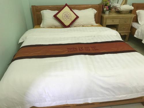 Postel nebo postele na pokoji v ubytování Yen Minh Hotel Thien An