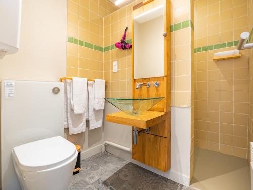 a bathroom with a sink and a toilet at Le Relais des Lacs Bourgogne Morvan in Planchez