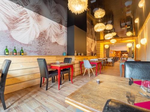 a restaurant with tables and chairs and a bar at Le Relais des Lacs Bourgogne Morvan in Planchez